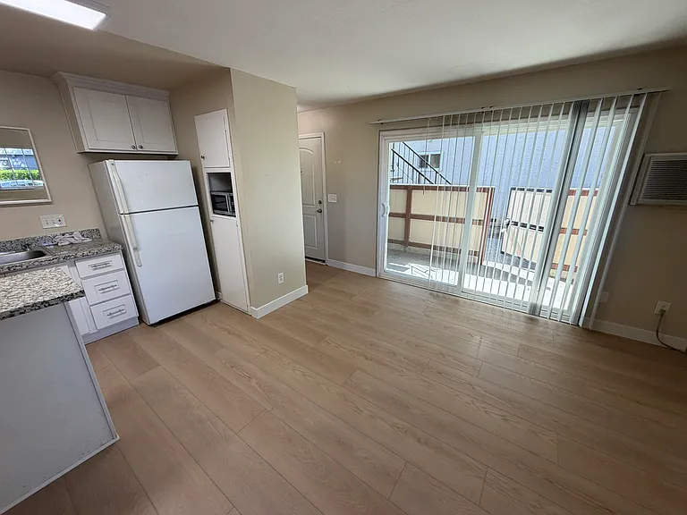Redwood Apartments — Photo 9