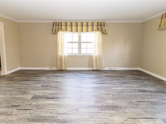 5th image of 79 River Bend Dr