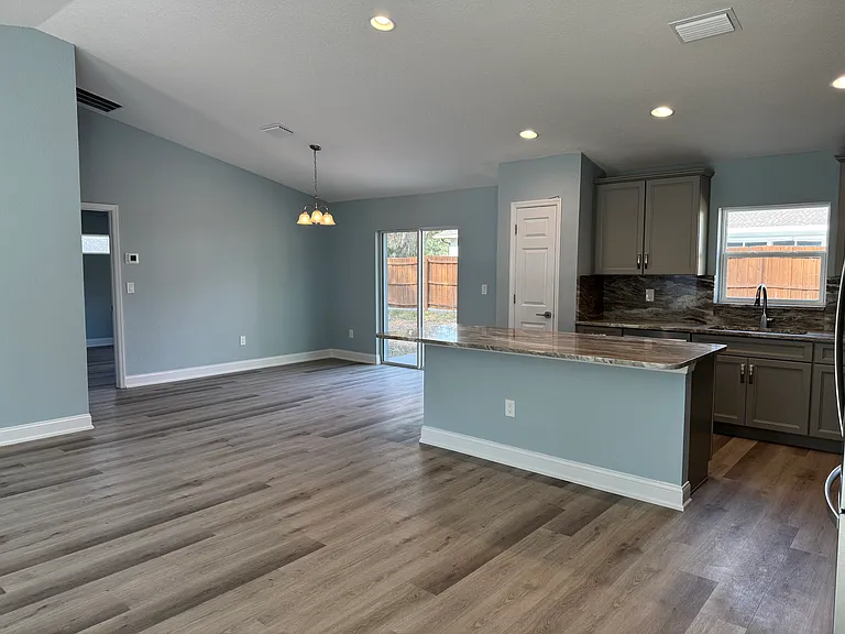 4423 NE 8th Pl — Photo 13
