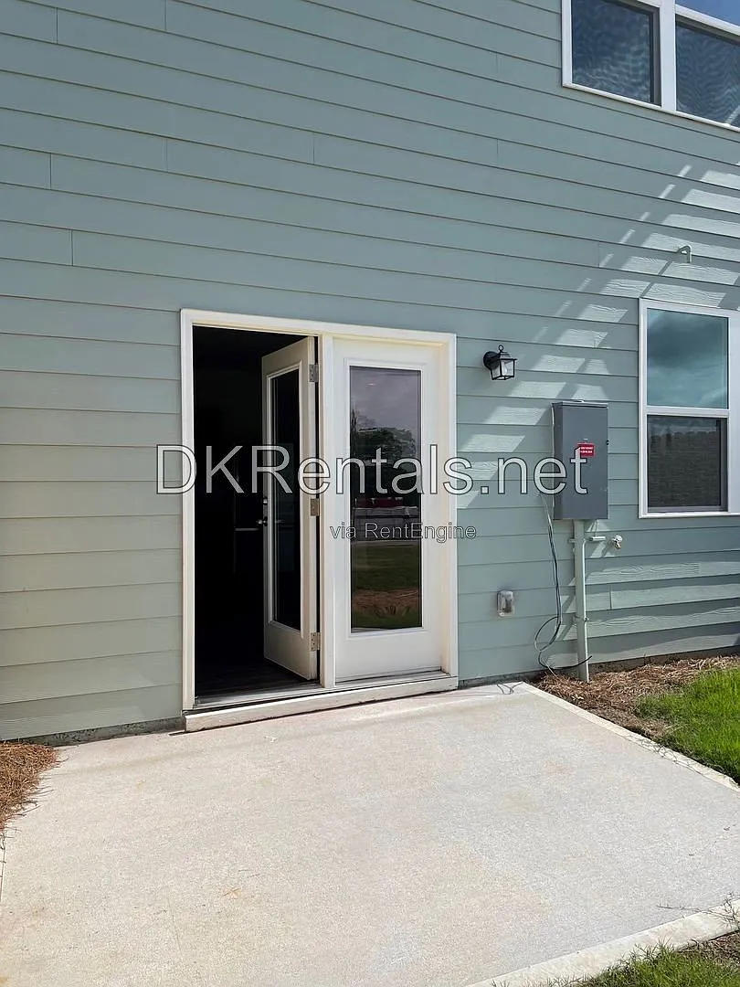 3 bed, 2.5 bath, 1421 sqft, $1,550 — Photo 2