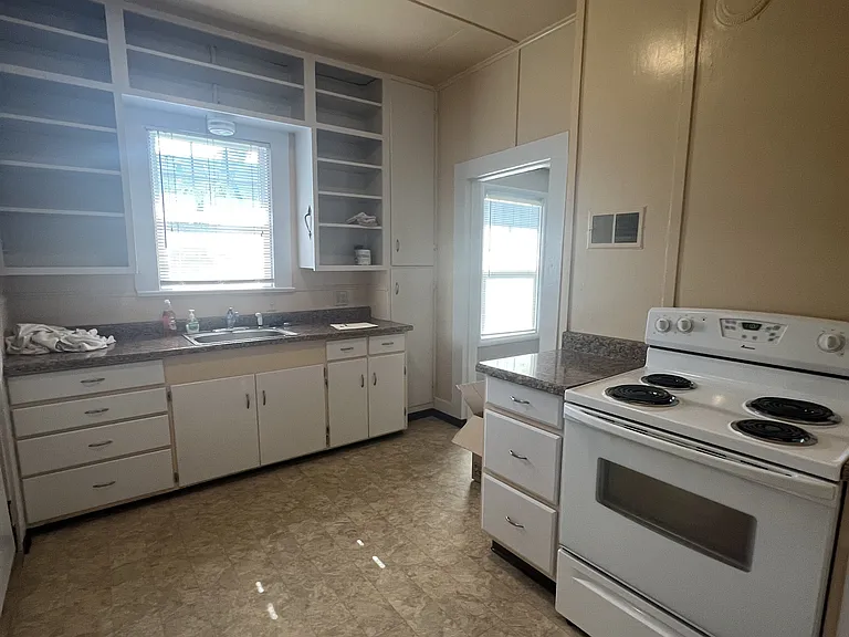718 Cedar St — Photo 12