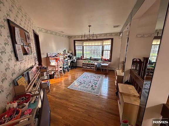 5th image of 405 Pine Hill Rd