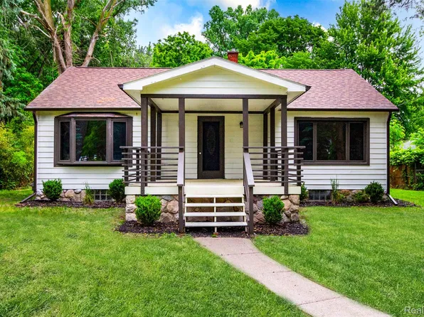 19355 McKinnon St, Roseville, MI 48066