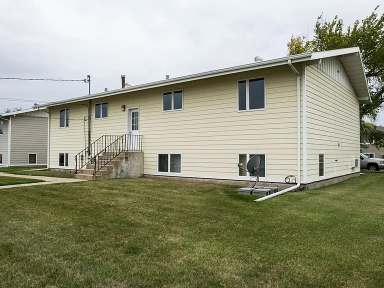 Cozy 4-Plex's Located on Minot's North Hill! 2028-2048 5th Street NW — Photo 24