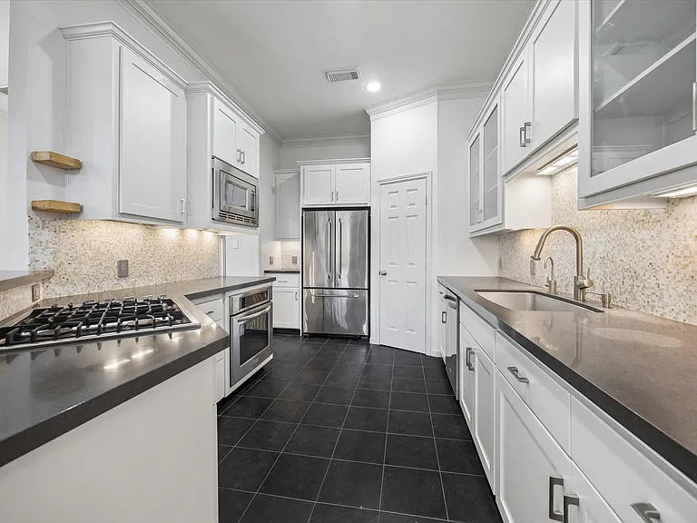 1212 W Alabama St — Photo 4