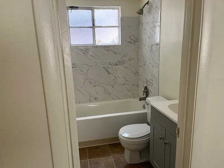 Spacious, Updated 1 Bedroom just 4 Blocks West of UNM — Photo 12