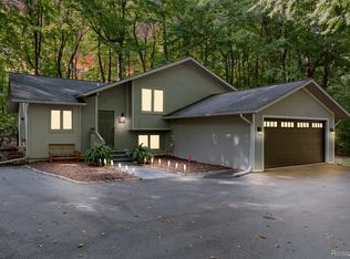 4365 Rose Ct, Lake Orion, MI 48362