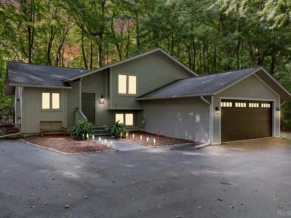 4365 Rose Ct, Lake Orion, MI 48362