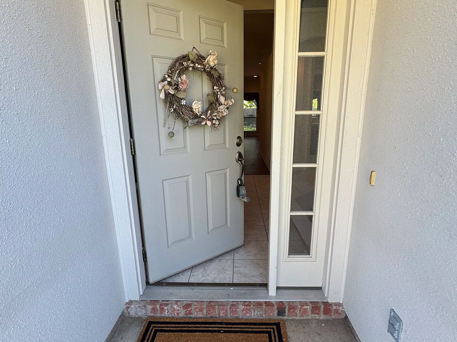 3 bed, 2049 sqft, $2,100 — Photo 2
