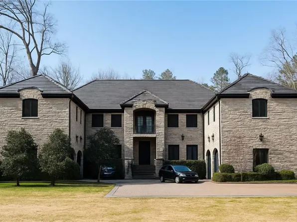 645 Londonberry Rd NW, Sandy Springs, GA 30327