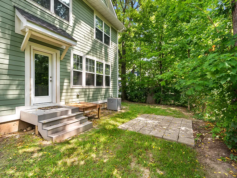 435 Hiscock St — Photo 40