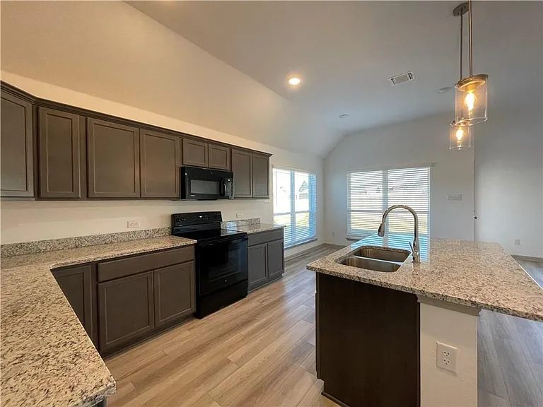 917 Hollyhock Dr — Photo 11