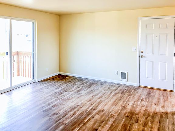 4th image of 814 22nd St NE