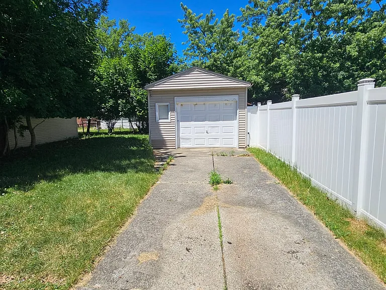 21151 Fuller Ave — Photo 27