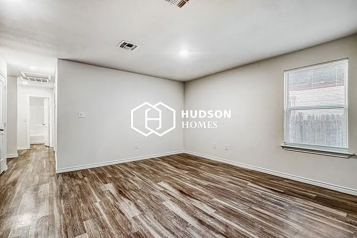 3 bed, 2.0 bath, 872 sqft, $1,649 — Photo 4
