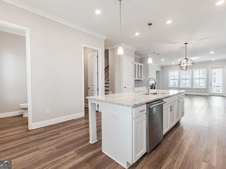 5051 Pinckney Ln — Photo 8