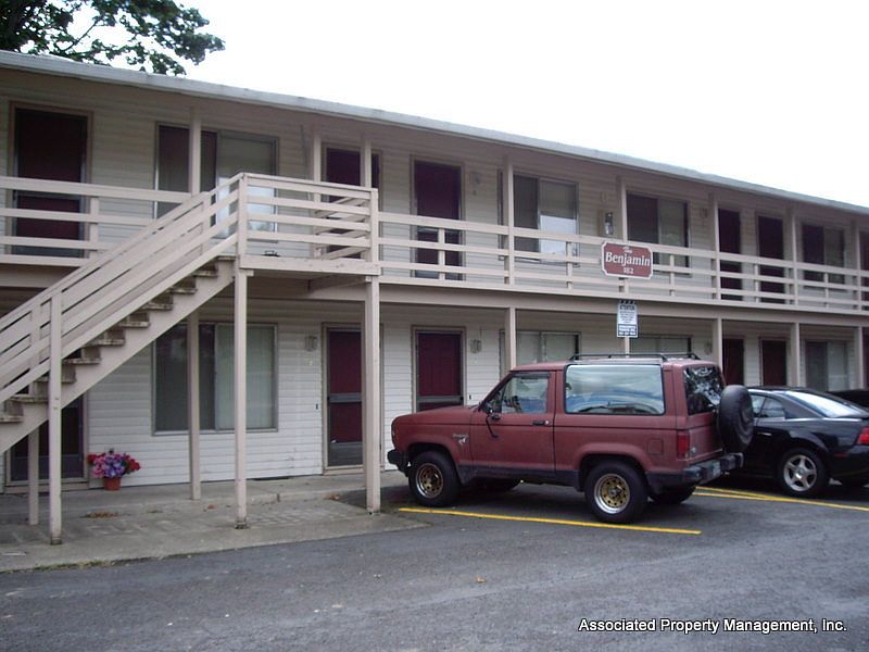 1st image of 182 NE Jackson St APT 4