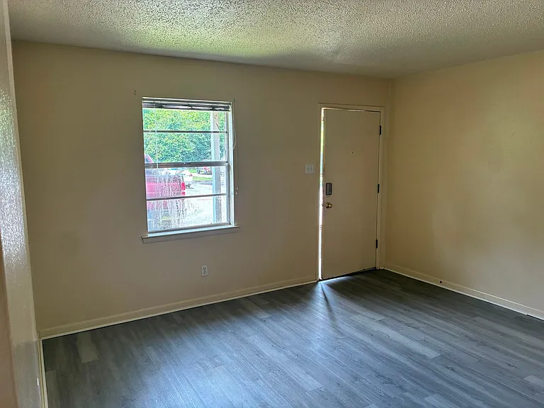 292 W Claiborne St — Photo 22
