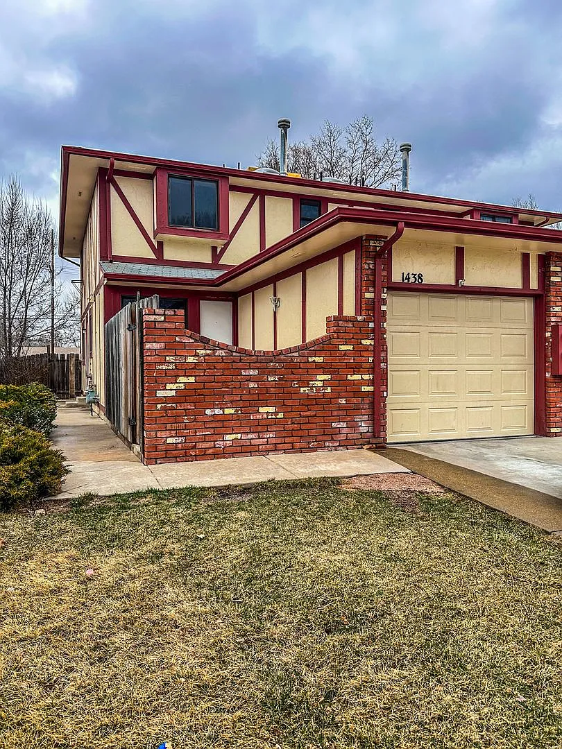 Large Updated 3-Bed 2-Bath Townhome w/ Garage, Available for an Immediate Move In. — Photo 1