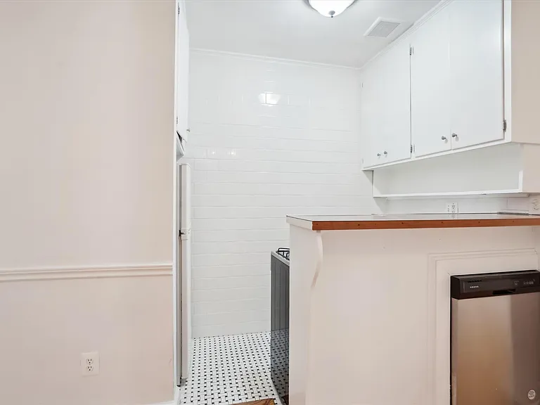 2431 I St NW #A — Photo 8