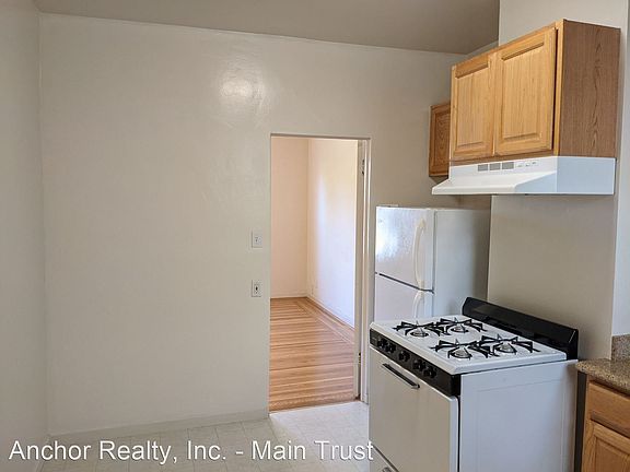 2nd image of 1046 Cole St
