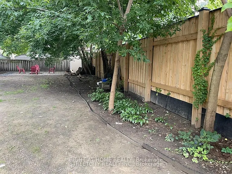 1071.5 Florence St — Photo 14