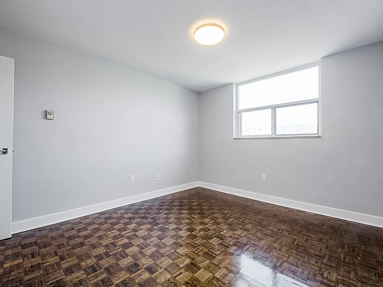 70 Park St E — Photo 13