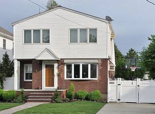 44 Rowe Pl, New Hyde Park, NY 11040