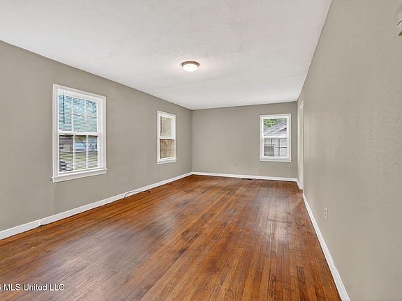 4th image of 617 Woodbury Rd