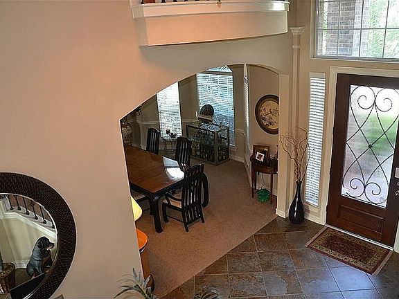  Spacious entry