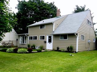 25 Goldengate Rd, Levittown, PA 19057