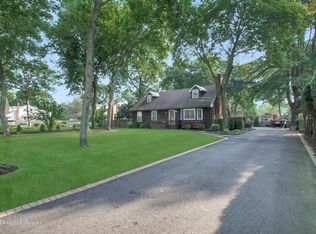 49 Mount Pleasant Rd, Smithtown, NY 11787