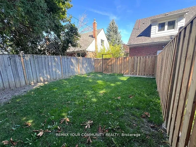 16 Robertsfield Cres — Photo 4