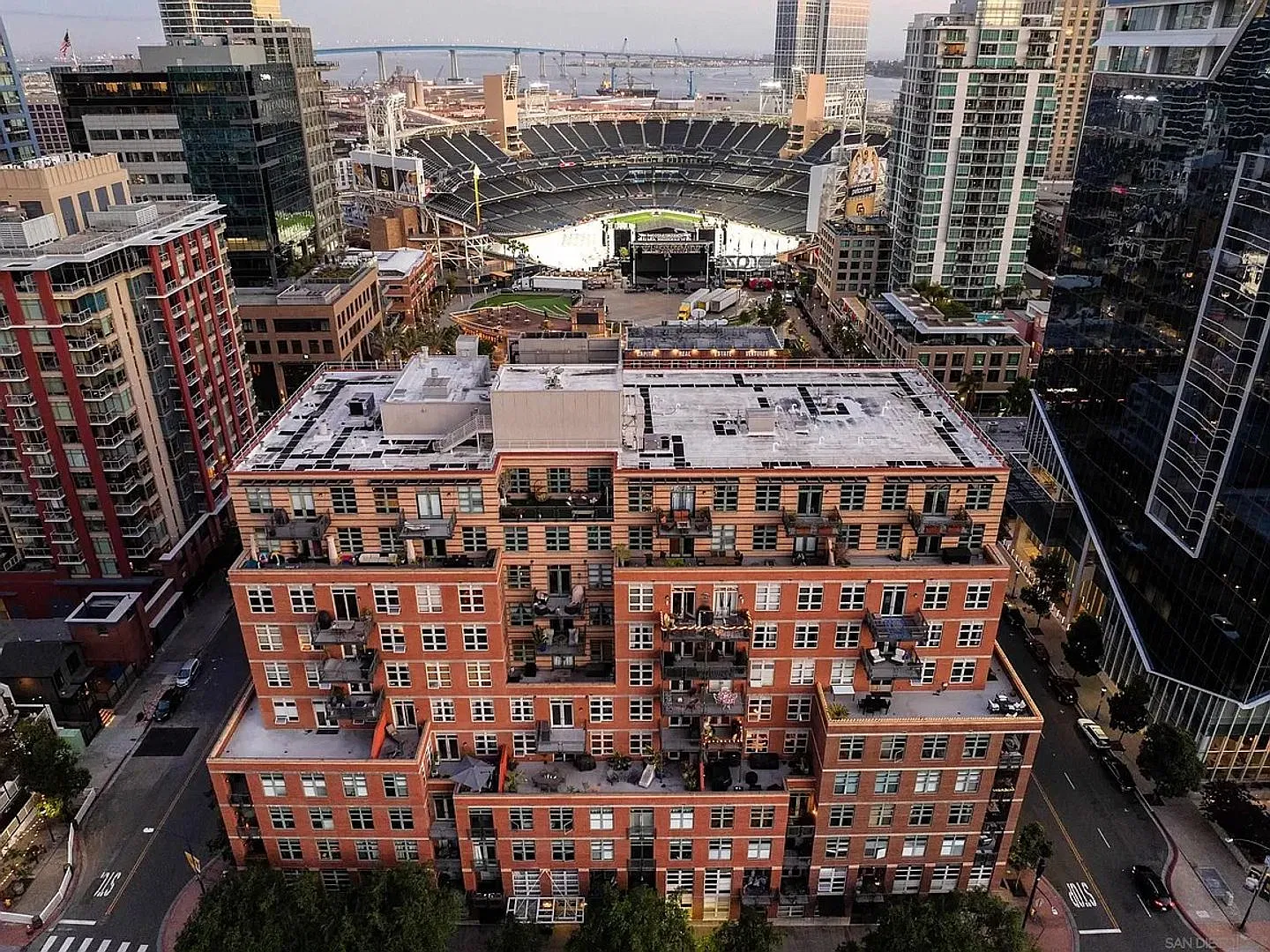 Beautiful, Spacious Loft Near Petco Park — Photo 3