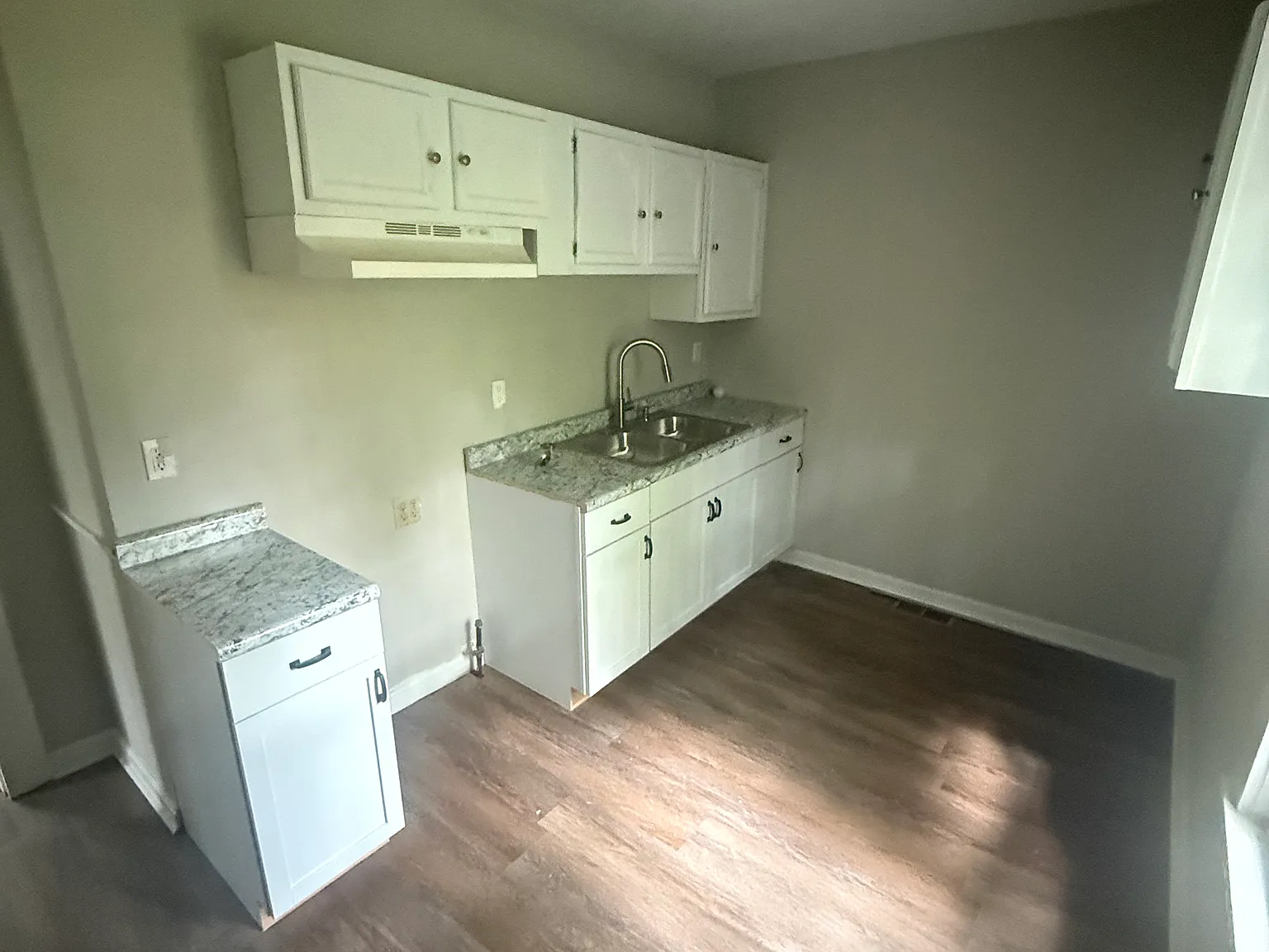 3 bed, 975 sqft, $1,300 — Photo 1