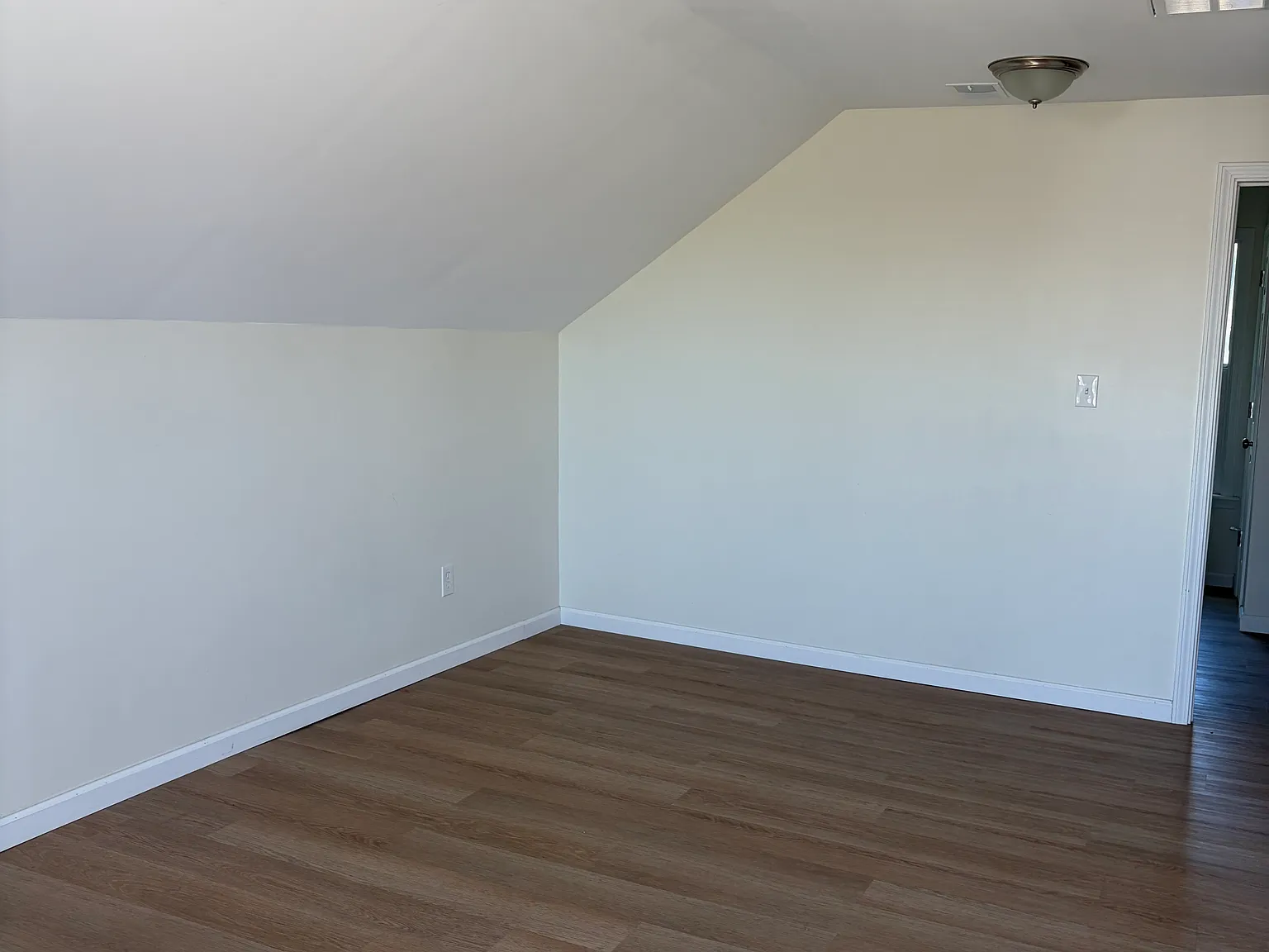3 bed, 900 sqft, $1,095 — Photo 2