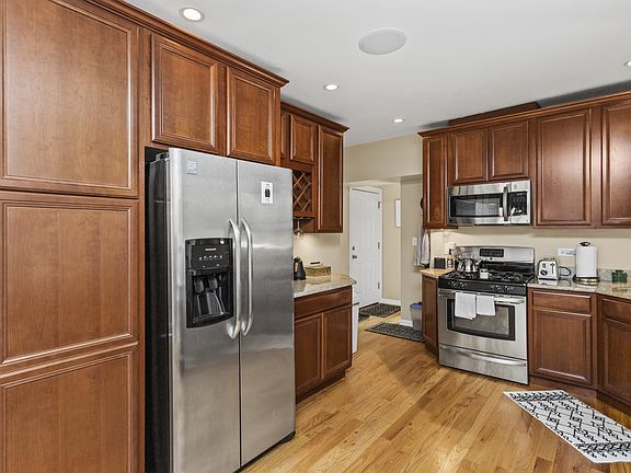 4th image of 2259 W Diversey Ave