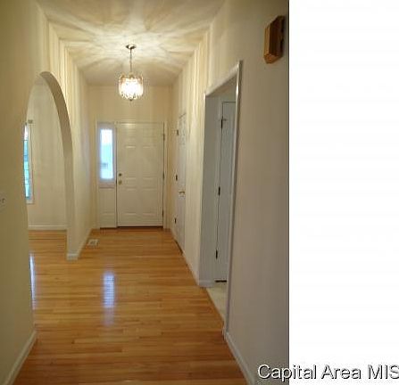 Foyer w/ Hardwood!