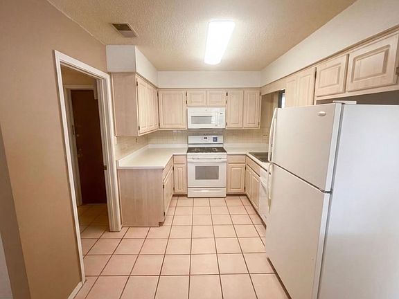 Lots of cabinet space, gas range, large refrigerator and a dishwasher.