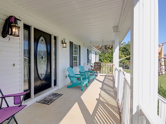 4th image of 628 Camelot Dr