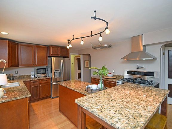 3rd image of 847 Clifton Hills Ter
