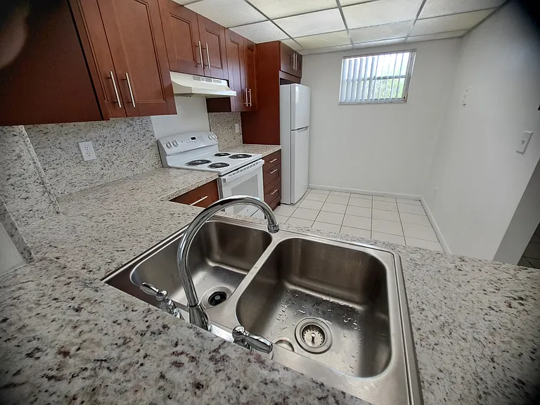 Sherwood Square Apartments — Photo 41