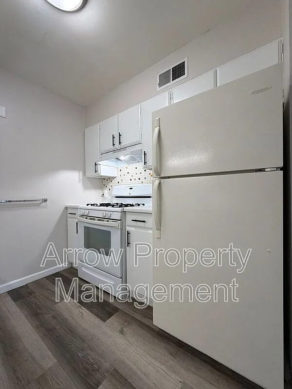 2 bed, 1.0 bath, 774 sqft, $885 — Photo 2