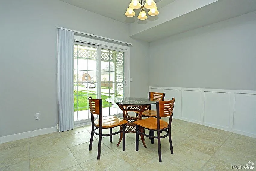3 bed, 2.5 bath, 1880 sqft, $2,400 — Photo 3