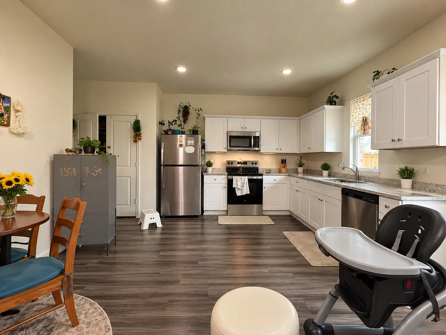 3 bed, 2.5 bath, 1705 sqft, $2,200 — Photo 4