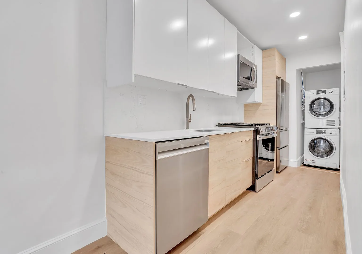 Charming 2 Bedroom — Photo 2