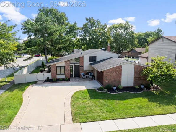 4645 Forest Ln, Trenton, MI 48183