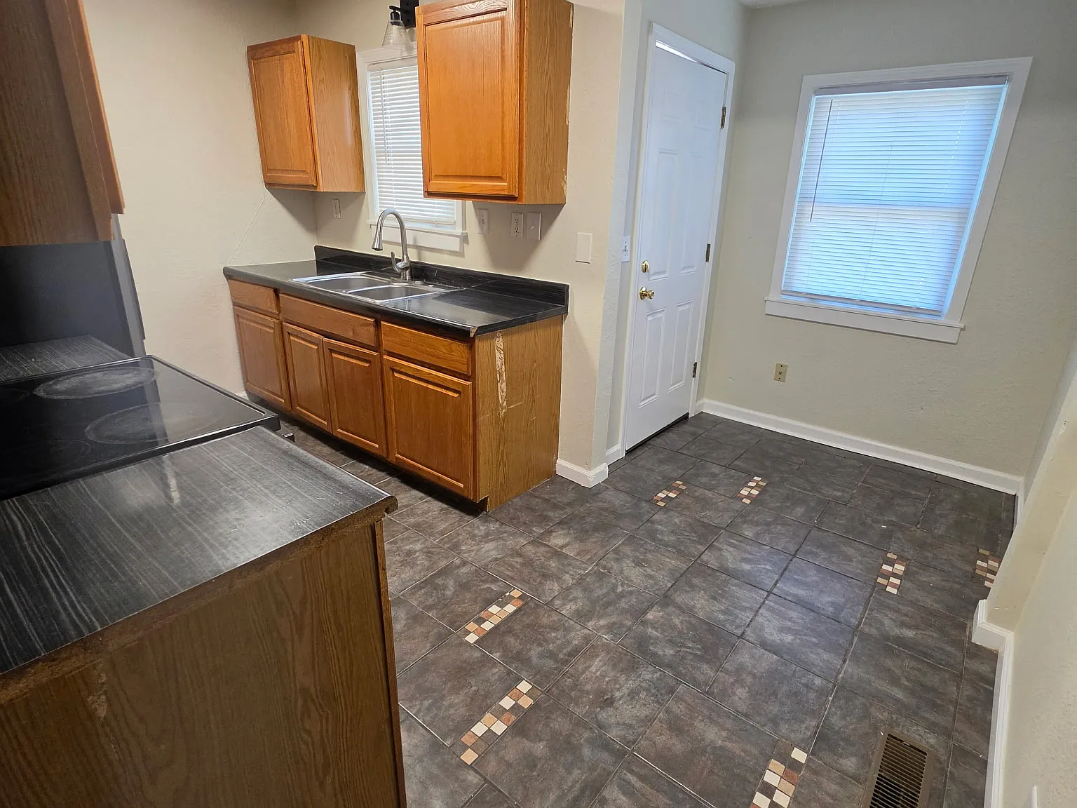 1745 N Erie Ave — Photo 4
