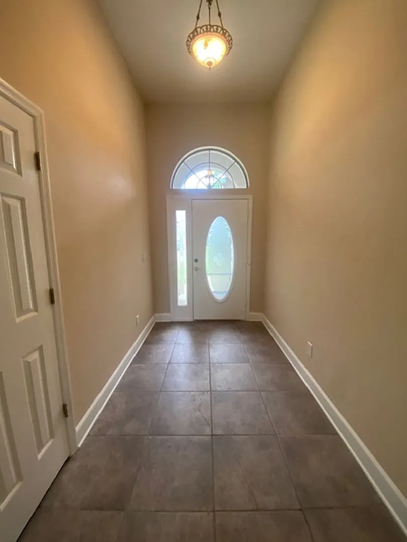 Like-New 4/2/2 with Screened-In Porch & New Carpet! 50% off 1st month rent- — Photo 3