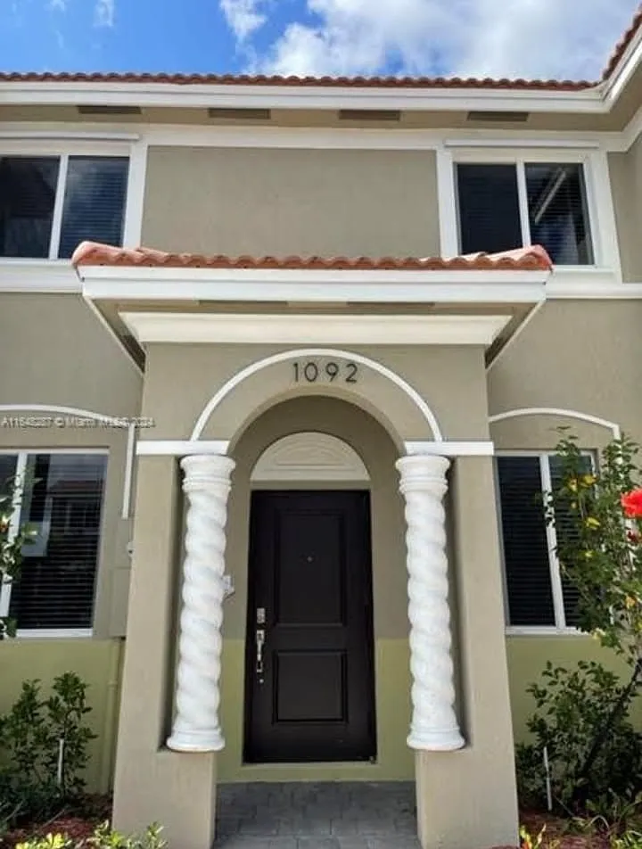3 bed, 2.5 bath, 1350 sqft, $2,400 — Photo 1